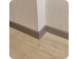 Плинтус ХДФ Dollken Cubu Flex Life 60мм Х 2,5 м 1246 Серебро платина в интерьере 2