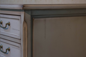 Письменный стол с боковой тумбой и одним ящиком под столешницей.