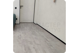 Минималистичный декор: установка черного плинтуса Dollken WLK 20 для создания чистого и лаконичного интерьера.