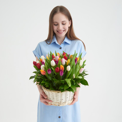 Корзина ярких тюльпанов