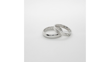 Обручальные кольца из белого родированного золота. Мужское - гладкое, женское - с волной.