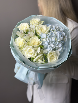 Букет с голубой гортензией