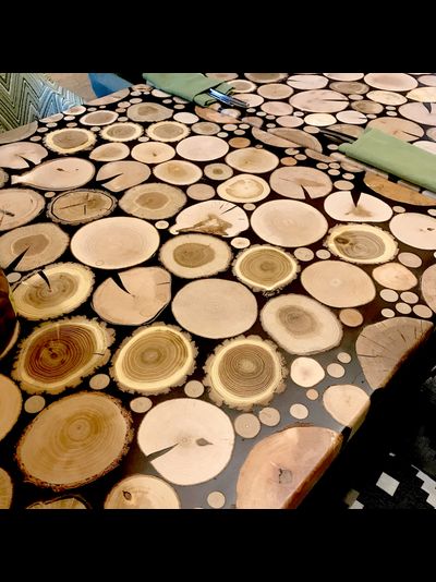 стол из торцевых спилов и эпоксидной смолы