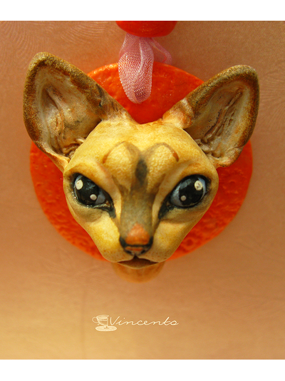 Котёнок Ахтай. Авторская подвеска-кошка (кулон с котёнком) из полимерной глины