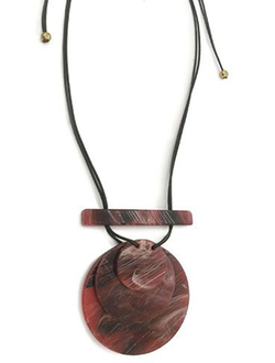 (АРТИКУЛ: 9003/02) КОЛЬЕ ЖЕНСКОЕ, КРУПНАЯ ПОДВЕСКА В БОРДОВЫХ ТОНАХ, ЮВЕЛИРНЫЙ ПЛАСТИК, ЧЕРНЫЕ ШНУРКИ