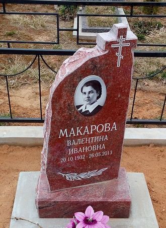 Крест из красного гранита