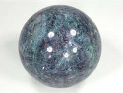 Шар Корунд красный (рубин) в кианите и фуксите, светится в УФ, Индия (60 мм, 412 г) №29724