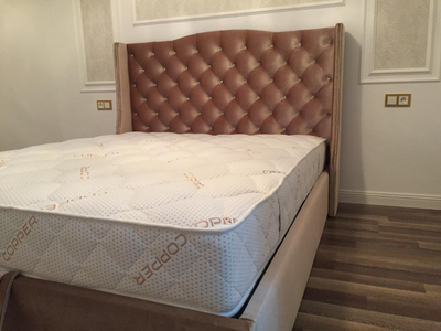 МЯГКАЯ ОДНОСПАЛЬНАЯ, ДВУСПАЛЬНАЯ КРОВАТЬ ТЬЮДОР, ФАНЕРНАЯ В ТКАНИ С УШАМИ И СТРАЗАМИ, С ПОДЪЕМНЫМ МЕХАНИЗМОМ И БЕЛЬЕВЫМ ЯЩИКОМ