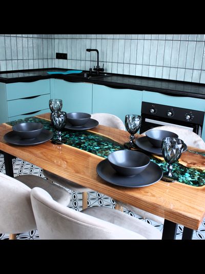 стол река из эпоксидной смолы с речным дном для студии