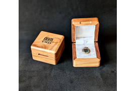 Шкатулки из массива ореха с гравировкой логотипа.