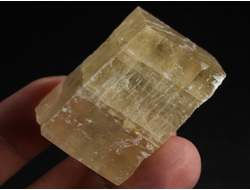 Кальцит оптический золотистый (исландский шпат), скол по спайности, Бразилия (45*25*25 мм, 72 г) №38298