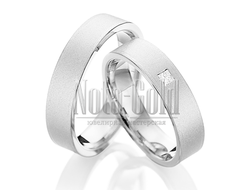 Классические обручальные кольца из белого золота с квадратным бриллиантом в женском кольце прямоугол
