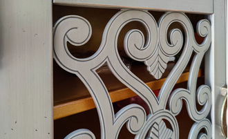 Комод 4х секционный с резными дверками серый.