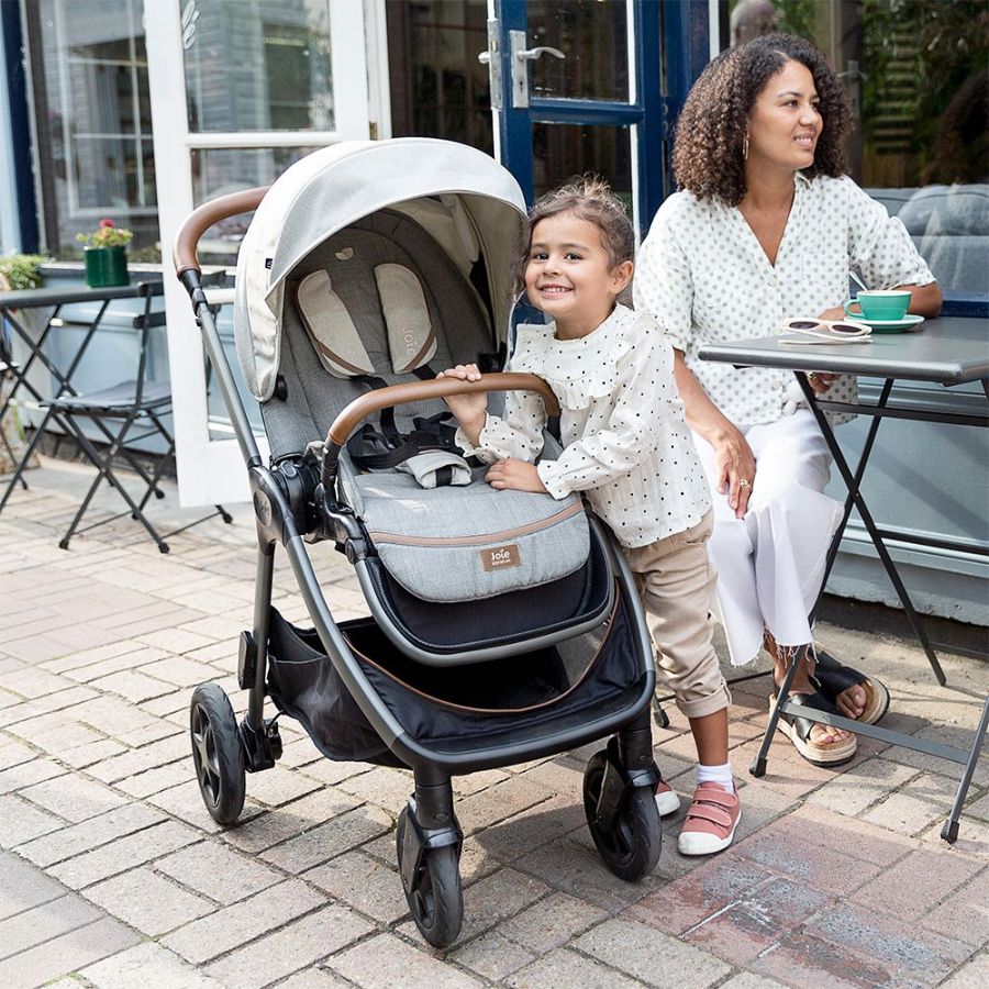  Благодаря резиновым шинам и полноприводной подвеске вы и малыш будете готовы к плавной езде 