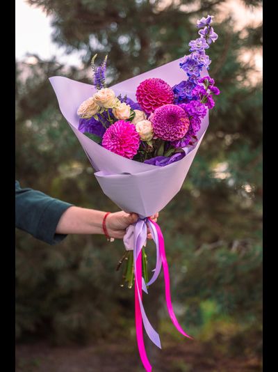 Букеты с георгинами и дельфиниумом