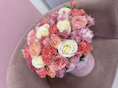 Букет в шляпной коробке микс цветов S+ №3