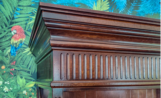 Стеллаж высокий с перекрестиями, на точеных ножках.