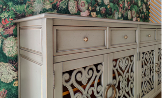 Комод 4х секционный с резными дверками серый.