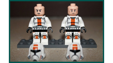 Минифигурки СОЛДАТ СТАРОЙ РЕСПУБЛИКИ из Набора LEGO # 75001 ― Единственное их отличие в выражении лиц Фигурок.