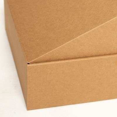 Подарочная коробка GILEV 32х32х12см с наполнителем и красной лентой