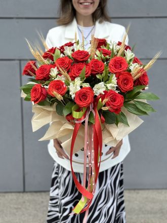 Коробка с розами и альстромерией
