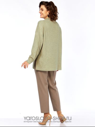 Женский костюм с трикотажным джемпером зеленого цвета и бежевыми брюками