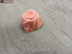 Аромакамень сувенирный Kamastone Роза 0792 розовый с подставкой, 0922, темно-серый