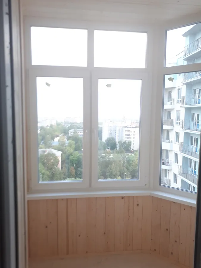 эркерная лоджия с отделкой деревом
