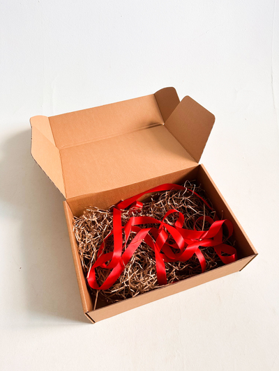 Большая подарочная коробка GILEV 44x32x15см с красной лентой и наполнителем крафт