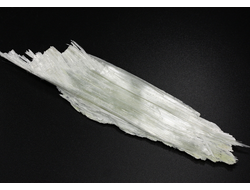 Брусит (немалит) светло-зеленый, волокнистый брусит, коллекционный образец, Россия, КЧР, Урупский район, м-ние Мощевая балка (135*30*7 мм, 21 г) №29700