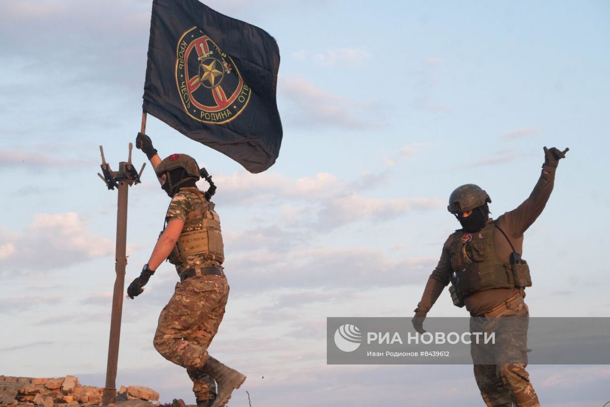 Бойцы ЧВК Вагнер водружают свой флаг на самой высокой точке города. Фото: Иван Родионов. РИА Новости