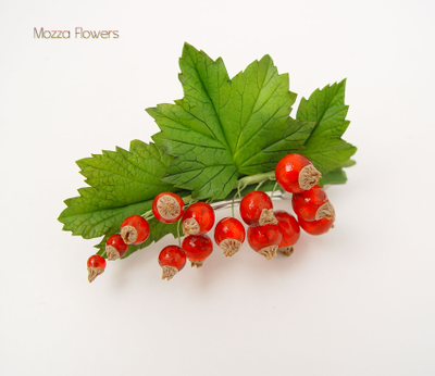 Заколка-автомат с красной смородиной .