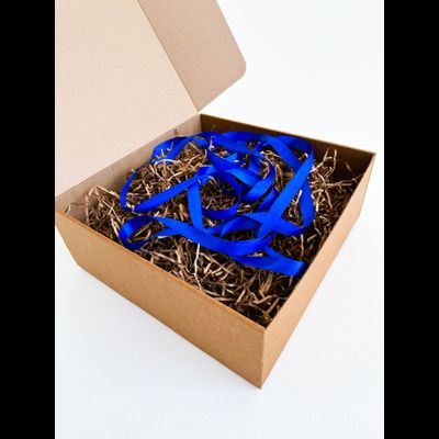 Большая подарочная коробка GILEV 37x37x14 см с синей лентой и наполнителем крафт