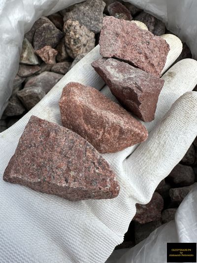 малиновый декоративный щебень