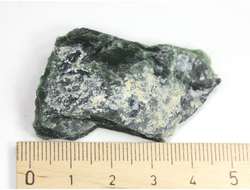 Серпентин, необработанный, дикий образец, Россия, КЧР, Урупский район (50*35*7 мм, 13 г) №37598