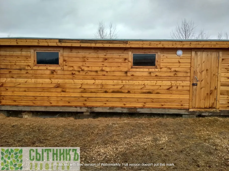 Сарай из бруса для нубийских коз на ферме