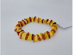 Браслет на резинке из разноцветного янтаря