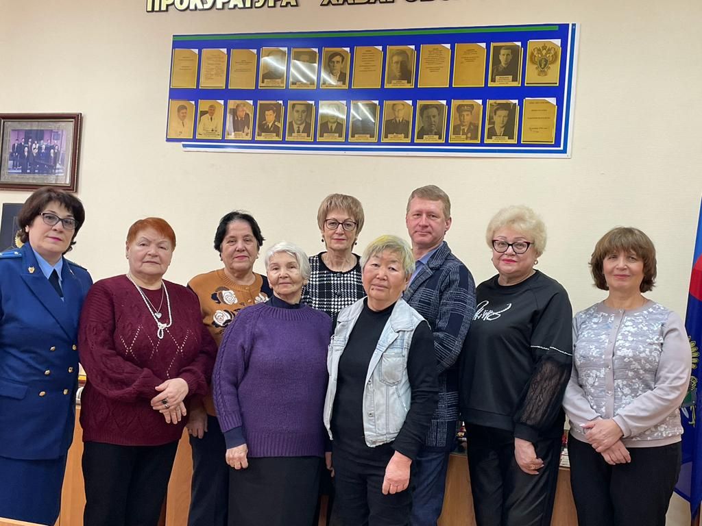 пожилые за компьютером. рабочий завода на стоках. работающие пенсионеры на предприятиях. пенсионеры казахстана. пожилой человек в офисе.