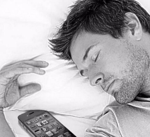 Вредно ли спать рядом со смартфоном?