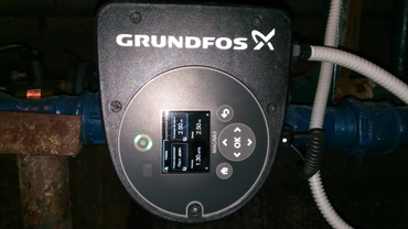 установленный циркуляционный насос grundfos