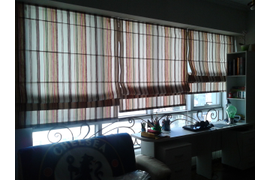 Каждая штора находится на самостоятельном механизме и может подниматься и опускаться не зависимо друг от друга