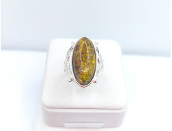 Кольцо "Лепесток" из зелено-желтого янтаря