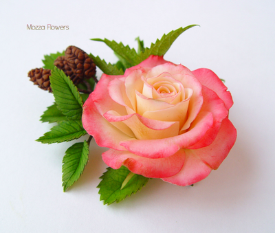 Заколка/брошь "Сердце мое" с уральской розой, крапивой и ольхой.