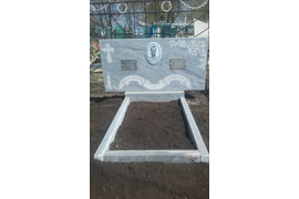 Семейный памятник из мрамора на три фото, цветник