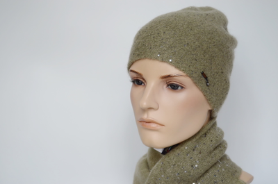 Женская вязаная шапка оливкового цвета фото шапки Визио
