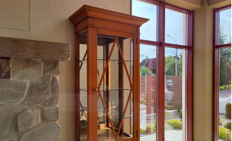 Узкая витрина с тремя ящиками, апельсин.