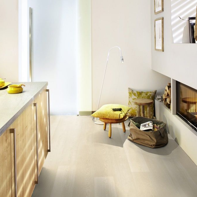 Виниловый пол Wineo 400 Wood Inspiration Oak Clear DB00113 в интерьере кухни