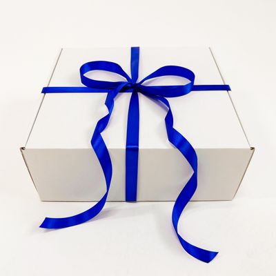 2 штуки - Подарочная коробка GILEV 32x32x12см с синей лентой и наполнителем