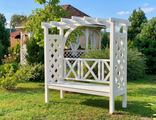 Скамья с перголой и решетками