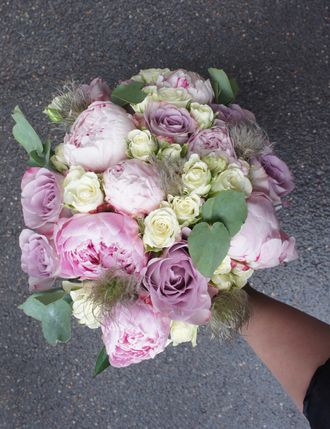 Свадебный букет: кустовые розы, розовые пионы, сиреневые розы, эвкалипт. Букет с пионами